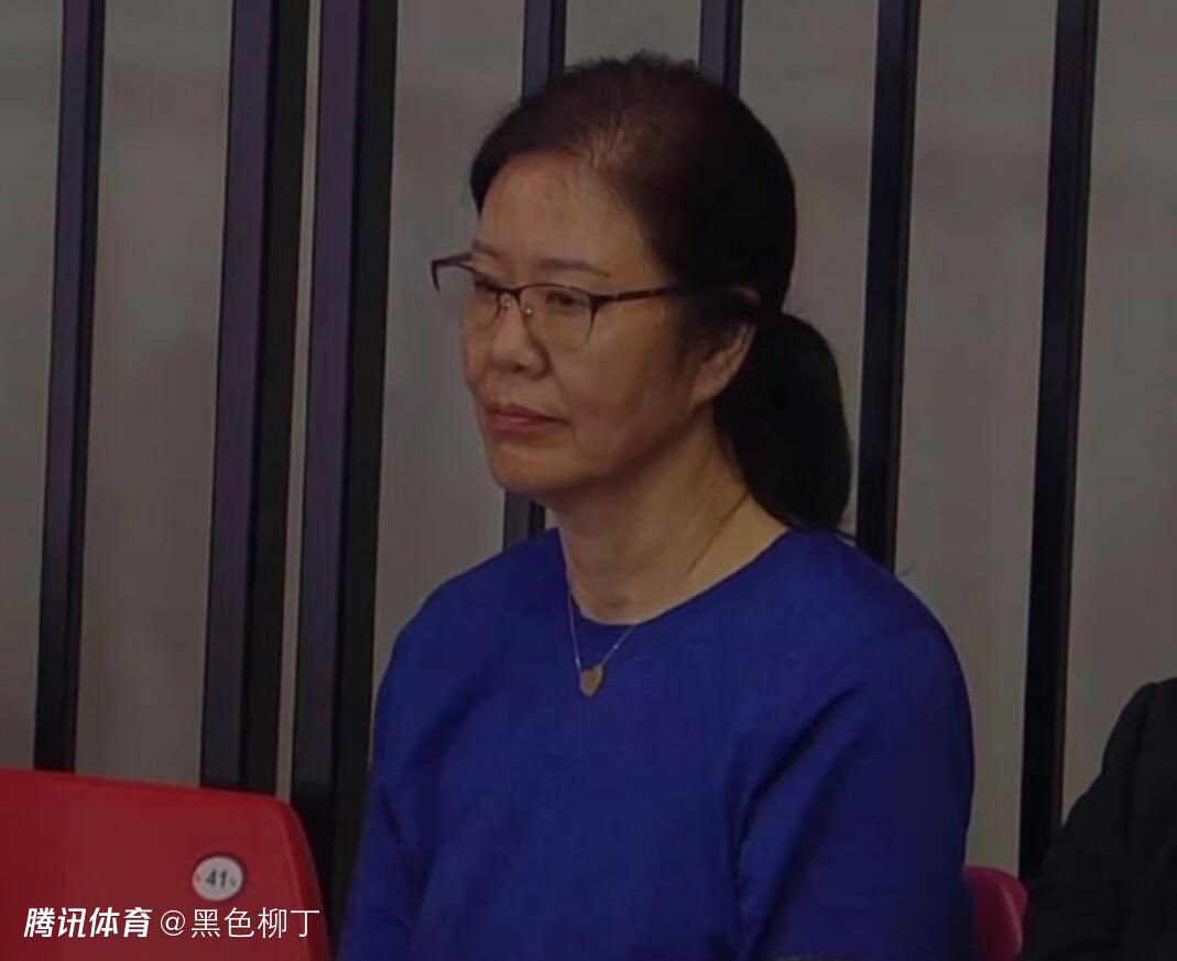 ;外星险境版海报中，地狱火风暴遮天蔽日，火花四溅、迷雾重重，环境异常恶劣